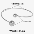 Detaillierte Maße mit 6,5 cm Innendurchmesser und 2,5 cm Perlen am Edelstahl-Armreif - Silber