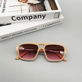 Primer plano de gafas de sol vintage de doble puente con lentes de degradado suave - Rosa Arroz