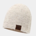 Détail du bonnet en tricot avec rayures verticales et écusson en cuir marron W - Beige