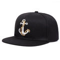 Schwarze Snapback-Cap mit detaillierter weißer Anker- und gelber Seilstickerei im Design - Einheitsgröße / Schwarz