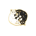 Emaille Yin-Yang speld met zwarte en witte katten met details van maan en sterren - Tai Chi Kat (XZ5991)