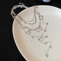 Detalle de collares plateados de varias capas con dijes de conchas y lentejuelas en plato - Juego de 4 Piezas (Plata) / Plateado