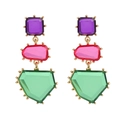 Dettaglio di orecchini pendenti boho con cristalli multicolore e montatura in metallo dorato - Viola Multi
