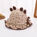 Dettaglio ravvicinato del cappello da neonato con fiocchi marroni e tesa arricciata - 48-50cm(6 Mesi-2 Anni) / Cachi