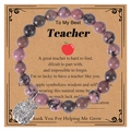 Detail eines Armbands aus rosa Naturstein mit silbernem Apfel-Anhänger auf einer Geschenkkarte - Rhodonit-Armband