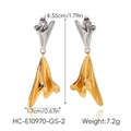 Vista de pendientes bicolor irregulares con medidas de 4.55cm de largo y 1.7cm de ancho - Estilo Fluido de Empalme de Color Oro y Plata (HC-E10970-GS-2)