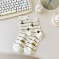 Süße weiße Socken mit kaffeebraunen Streifen und kleinem Bären-Stickmuster - Weiß Kaffee Streifen