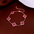 Dettaglio di bracciale a quadrifoglio in oro rosa con pietre rosse su velluto - Oro Rosa Rosso (16#)