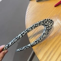 Elegante forcina per capelli a U in acetato con motivo a pois bianco e nero minimalista - Motivo Dalmata (Bianco e Nero)