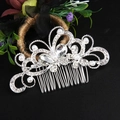 Dettaglio di un pettine per capelli a farfalla argento con strass e perle bianche - Stile 4 (Farfalla)
