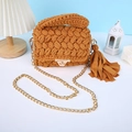 Vue détaillée du sac à bandoulière élégant en crochet épais avec chaîne et serrure dorées. - S / Couleur caramel