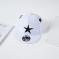 Detailopname van een witte hiphop-pet met platte rand en zwart geborduurde ster - 2-8 Jaar / Wit