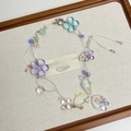 Détail d'un collier de perles fait main avec fleurs en verre et fermoir à bascule en métal - Style A Fleurs Pastel Douces (Fermoir en T)