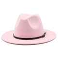 Dettaglio del cappello fedora in lana rosa con cinturino in pelle nera e fibbia in metallo - Regolabile / Rosa