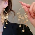 Boucles d'oreilles anneaux dorées avec pampilles de pièces texturées et chaînes bohèmes - Frange de Disque Martelé Créole Dorée (Crochet d'Oreille)