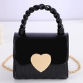 Mini-Gelee-Tasche in Schwarz mit goldenem Herzverschluss und gedrehtem Griff - Schwarz