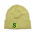 Dettaglio del cappello in maglia verde chiaro con ricamo della lettera S su toppa - verde chiaro