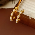 Dettaglio di orecchini a C placcati oro con perla bianca e strass su scatola di legno - Stile Zircone Perla a Forma di C / Oro-Bianco (Stile Perla)