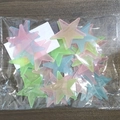 Adesivi da parete a forma di stelle fluorescenti multicolore in confezione trasparente - 50 Pezzi / 3.8cm/Luminoso / Colorato