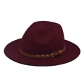 Vue détaillée du chapeau fedora bordeaux avec ceinture en cuir et boucle en métal - Bordeaux
