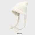 Bonnet beige tricoté main pour femme avec bordure en peluche et grands pompons doux - M (54-58cm) / Beige