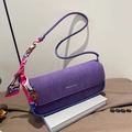 Lila Wildleder Schultertasche mit Seidenschal-Dekor auf minimalistischem Hintergrund - Lila