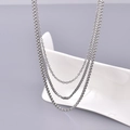 Collana a tre strati in acciaio inossidabile argento su supporto in ceramica bianca - Argento
