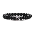 Matzwarte kralenarmbandenset met yin yang hartbedel op een witte neutrale achtergrond - Hart Tai Chi Mat Zwart