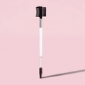 Gros plan d'une brosse à sourcils et cils à double embout avec manche blanc sur fond rose - Pinceau à Sourcils Double avec Peigne Blanc Argent