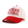 Detail van Marriage Material borduursel op rood-beige katoenen baseballpet - Eén maat / Rood