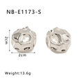 Detailoverzicht van zilveren onregelmatige facetoorbellen, maat 2cm en gewicht 13,6g - 18K goud / Zilver (NB-E1173-S)