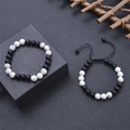 Detail von 8mm schwarzen matten Onyx- und weißen Marmorperlenarmbändern in einer Box - Matt Schwarz und Weiß Marmor Textur Stil