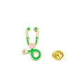 Spilla stetoscopio dorata in smalto con cuore rosa e dettagli verdi su fondo bianco - Base Oro Verde