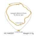 Vue détaillée du collier double couche doré avec chaîne serpent et pendentif cœur - Style Double Couche Chaîne Serpent Coeur (HC-N40207)