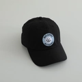 Detailansicht einer schwarzen Kinder-Basecap aus schnelltrocknendem Stoff mit Wolke. - 52-54cm (3-8 Jahre) / Schwarz