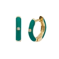 Detalle de pendientes en C dorados con esmalte verde y pequeño diamante blanco incrustado - Aro Redondo / Verde Esmeralda/Dorado
