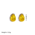Λεπτομέρεια δίχρωμων γεωμετρικών σκουλαρικιών με διαστάσεις 24mm και βάρος 15,5g - Στυλ Σταγόνας