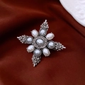 Dettaglio di spilla a croce barocca vintage con perle e strass su sfondo di seta - 11# Croce Perla Argento Vintage