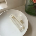Matte beige rechteckige große Haarklammer in einer minimalistischen Keramikschale - Creme