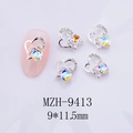 Détail d'un bijou d'ongle en forme de cœur argenté avec texte Love et cristaux AB - Style Zirconia Paradise Light Irisé avec Base Argentée (9413 Paradise Light)