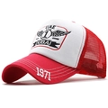Détail d'une casquette trucker rouge et blanche avec broderie 1971 sur le côté - Réglable / Rouge
