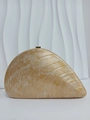 Bolso de noche tipo concha de acrílico con textura de mármol dorado y cadena - Trigo