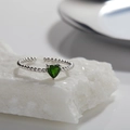 Vista macro di un anello con gemma verde a cuore e fascia in argento ritorto - Diopside Naturale (LR267) / Argento