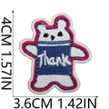 Vista dettagliata di una toppa a forma di orso ricamata con misure 4cm x 3,6cm - Orso Thank You
