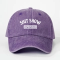 Détail d'une casquette en coton lavé violet avec imprimé Shit Show Supervisor - Violet foncé