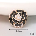 Colgante flor esmaltada negra con perlas blancas y borde dorado, talla 2.5cm - Flor negra