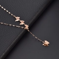 Collier papillon en or rose avec pendentifs mats sur un fond en cuir de qualité supérieure - Or rose