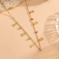 Detalle del collar de corazón chapado en oro 18K con colgantes calados y circonitas - Estilo Doble Corazón con Diamantes de Imitación
