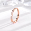 Vista macro de anillo de titanio oro rosa con diez piedras engastadas en fila - US 4 / Oro Rosa Pavé
