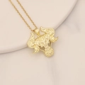 Dettaglio del ciondolo a testa di elefante placcato oro con motivi su una catenina - Stile Testa di Elefante Decorativa Incisa (3#)